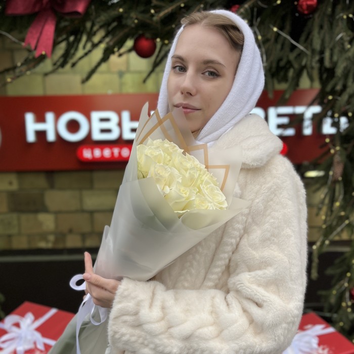 11 длинных белых роз 70 см