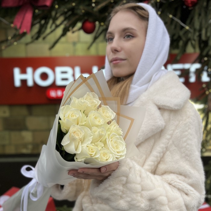 11 длинных белых роз 70 см