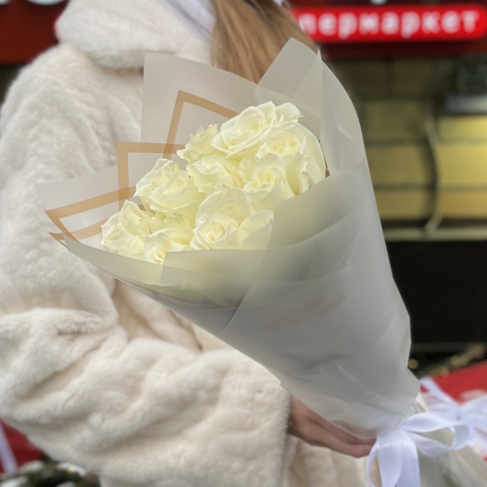 11 длинных белых роз 70 см