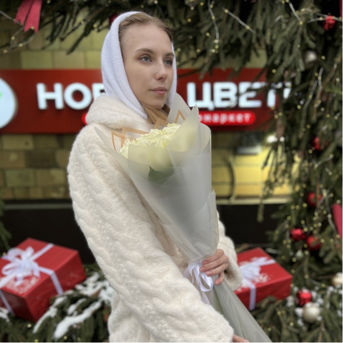 11 длинных белых роз 70 см