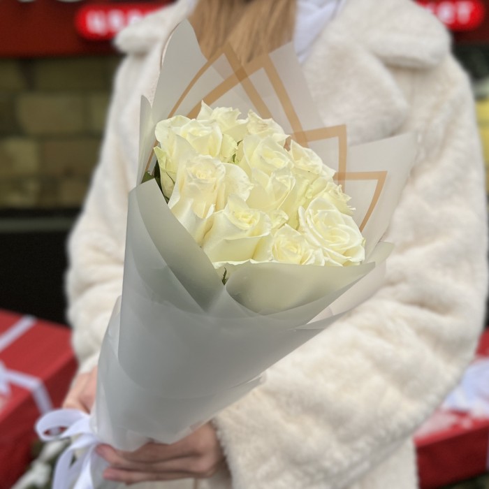 11 длинных белых роз 70 см