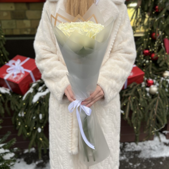 11 длинных белых роз 70 см