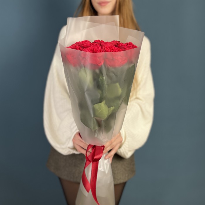 11 красных пионовидных роз Ред Пиано 50 см