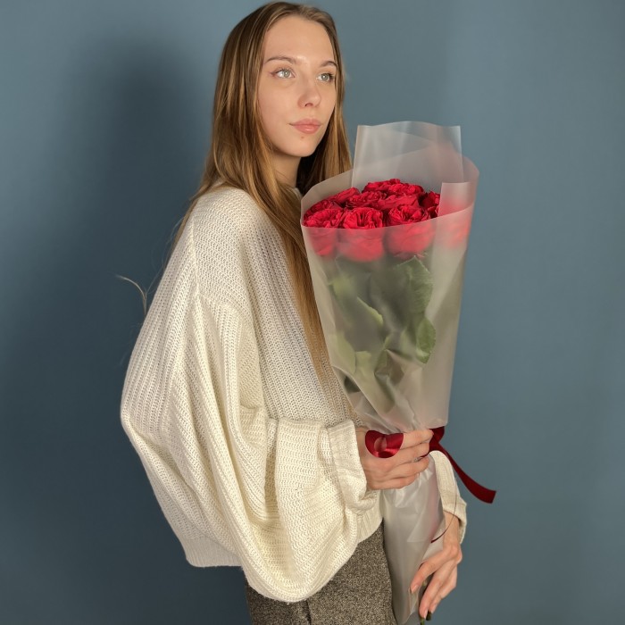 11 красных пионовидных роз Ред Пиано 50 см