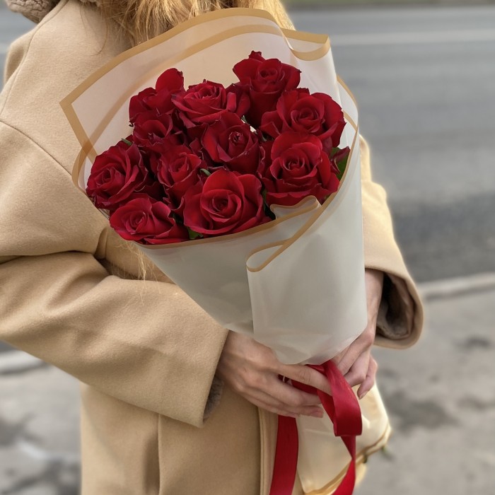 11 красных роз Эвер Ред 60 см