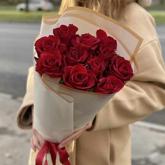 11 красных роз Эвер Ред 60 см