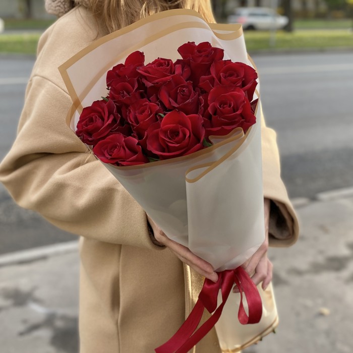 11 красных роз Эвер Ред 60 см