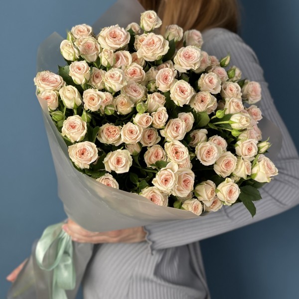 11 кустовых персиковых роз Свит Сара 60 см