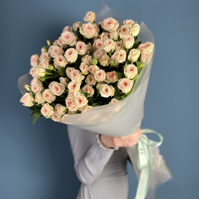 11 кустовых персиковых роз Свит Сара 60 см