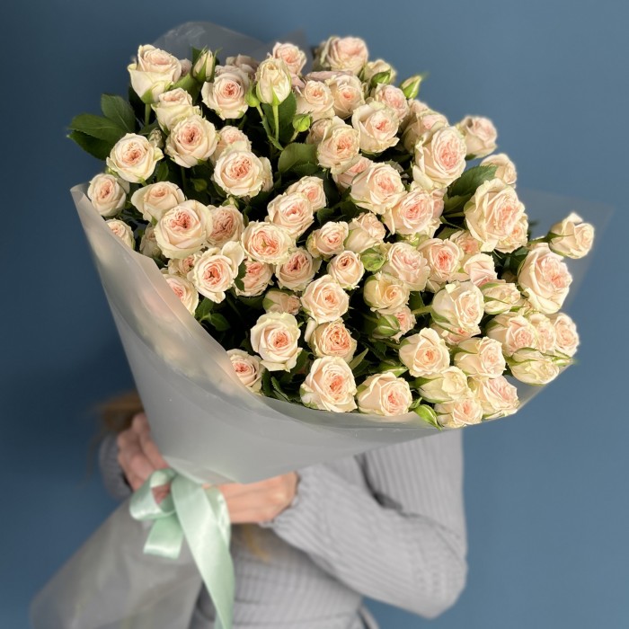 11 кустовых персиковых роз Свит Сара 60 см