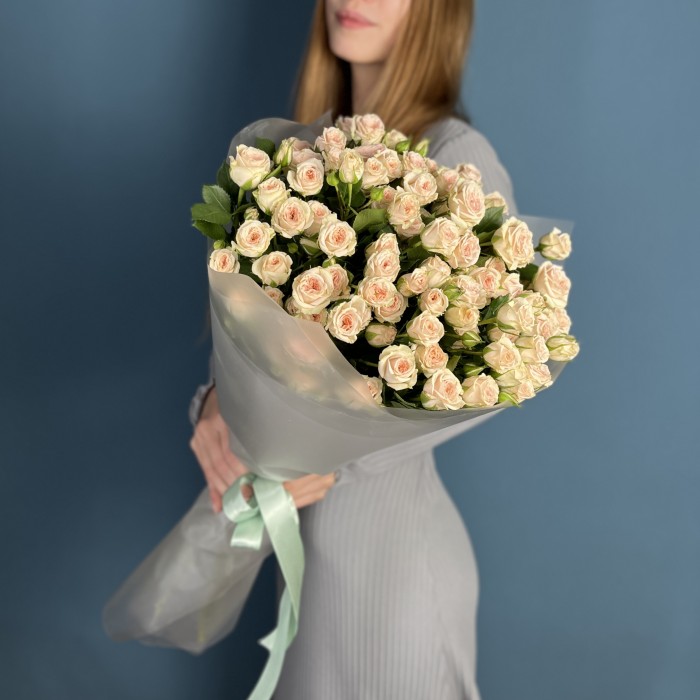 11 кустовых персиковых роз Свит Сара 60 см
