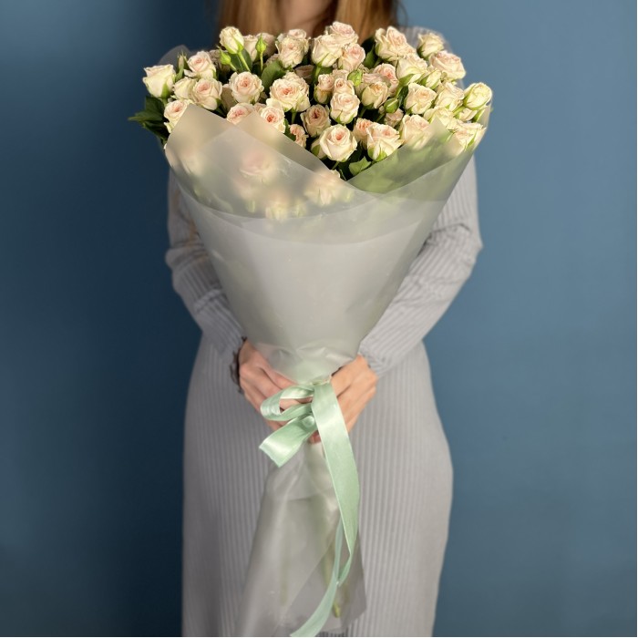 11 кустовых персиковых роз Свит Сара 60 см