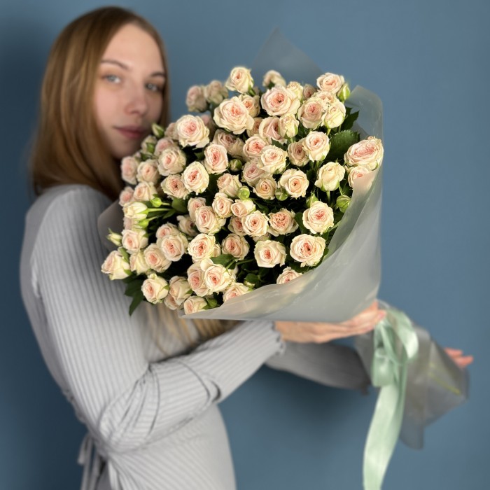 11 кустовых персиковых роз Свит Сара 60 см