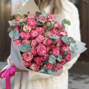 11 кустовых пионовидных роз Сансет мэджик 50 см с эвкалиптом