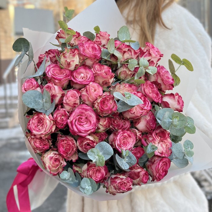 11 кустовых пионовидных роз Сансет мэджик 50 см с эвкалиптом