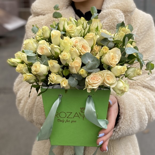 11 кустовых кремовых роз Аксана в коробке