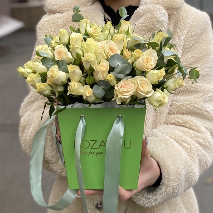 11 кустовых кремовых роз Аксана в коробке