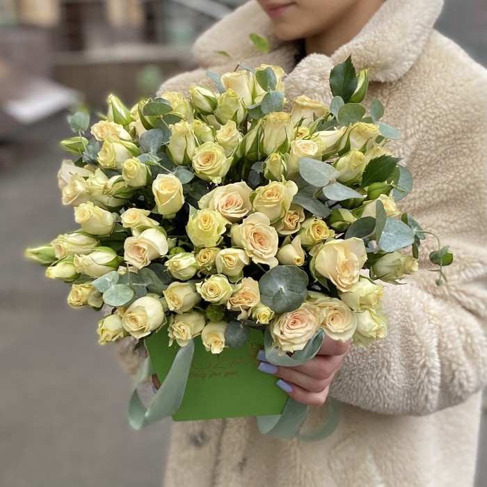 11 кустовых кремовых роз Аксана в коробке