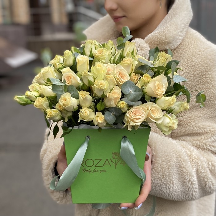 11 кустовых кремовых роз Аксана в коробке