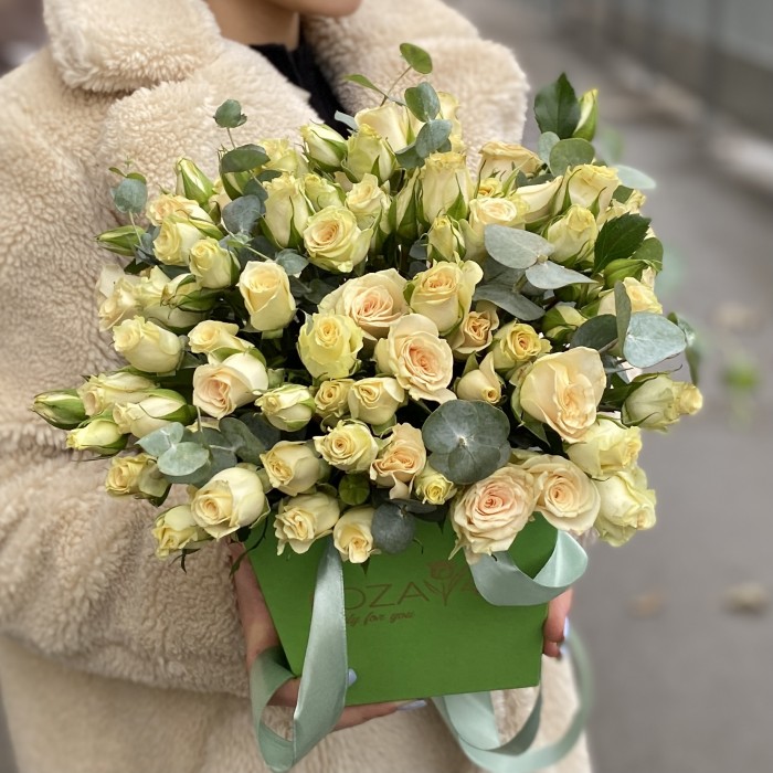 11 кустовых кремовых роз Аксана в коробке