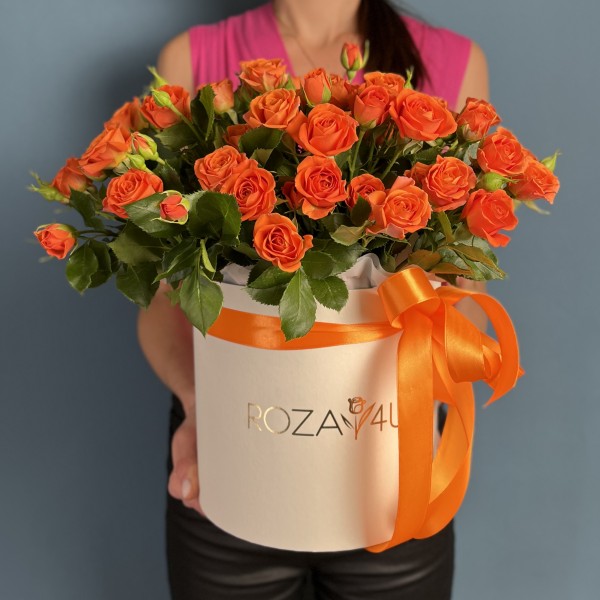 11 кустовых оранжевых роз Чарминг Бейб в коробке