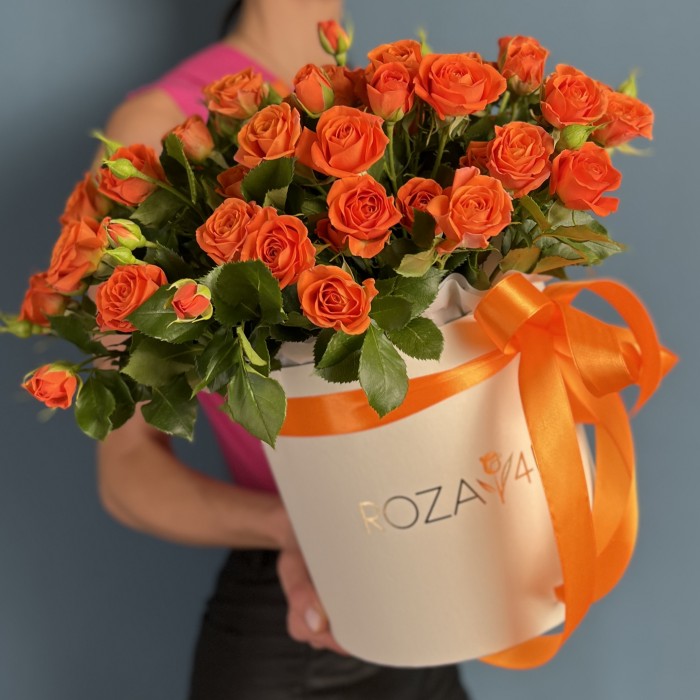 11 кустовых оранжевых роз Чарминг Бейб в коробке