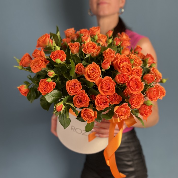 11 кустовых оранжевых роз Чарминг Бейб в коробке