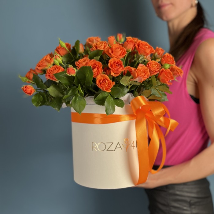 11 кустовых оранжевых роз Чарминг Бейб в коробке