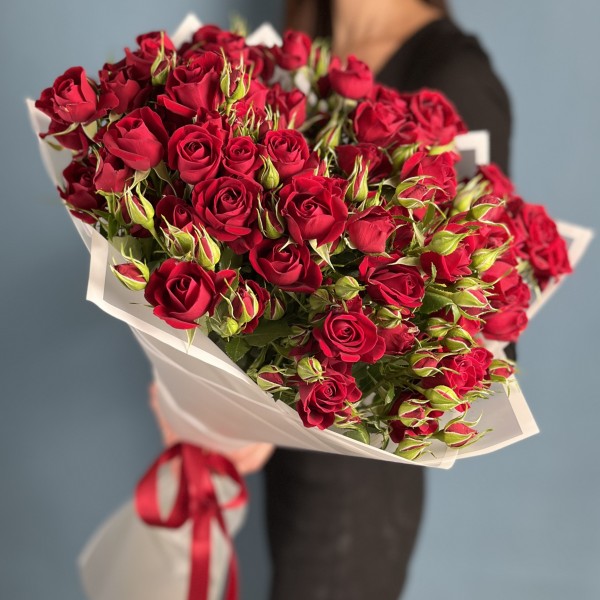 11 кустовых красных роз Рубикон 70 см