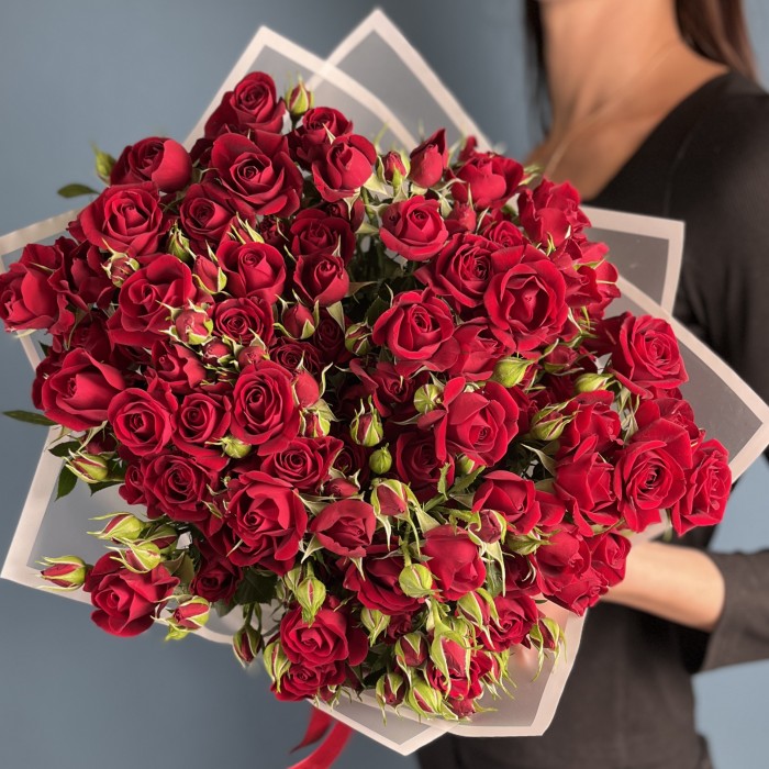 11 кустовых красных роз Рубикон 70 см