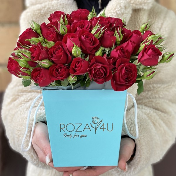 11 кустовых красных роз Рубикон в коробке