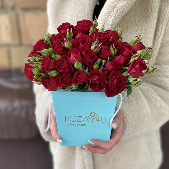 11 кустовых красных роз Рубикон в коробке