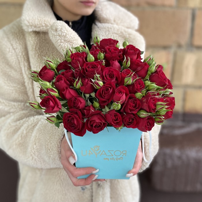 11 кустовых красных роз Рубикон в коробке