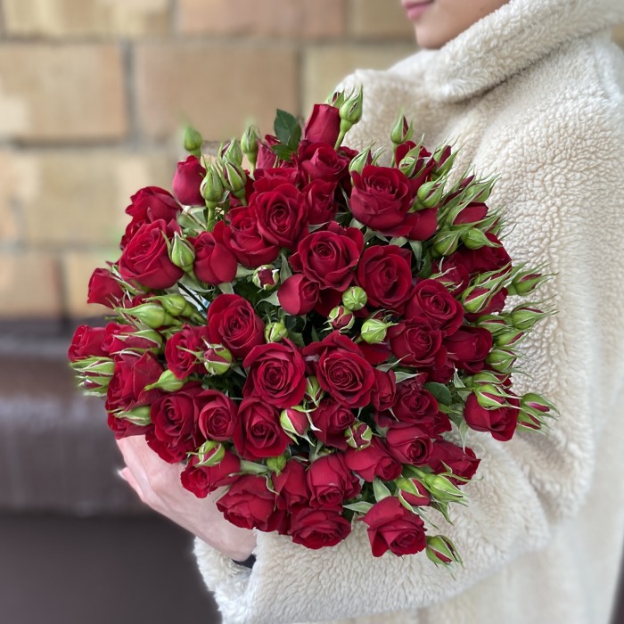 11 кустовых красных роз Рубикон в коробке