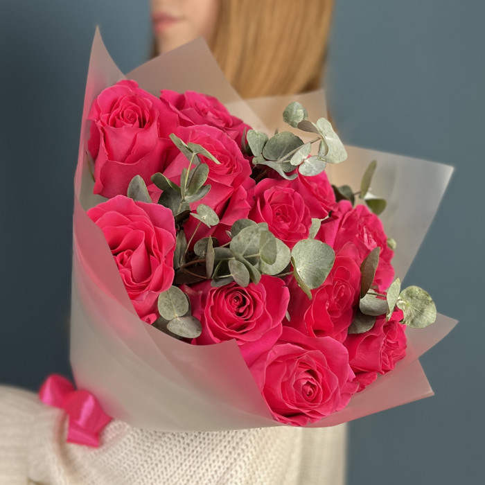 11 малиновых роз Пинк Флойд 60 см с эвкалиптом