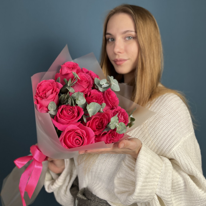 11 малиновых роз Пинк Флойд 60 см с эвкалиптом