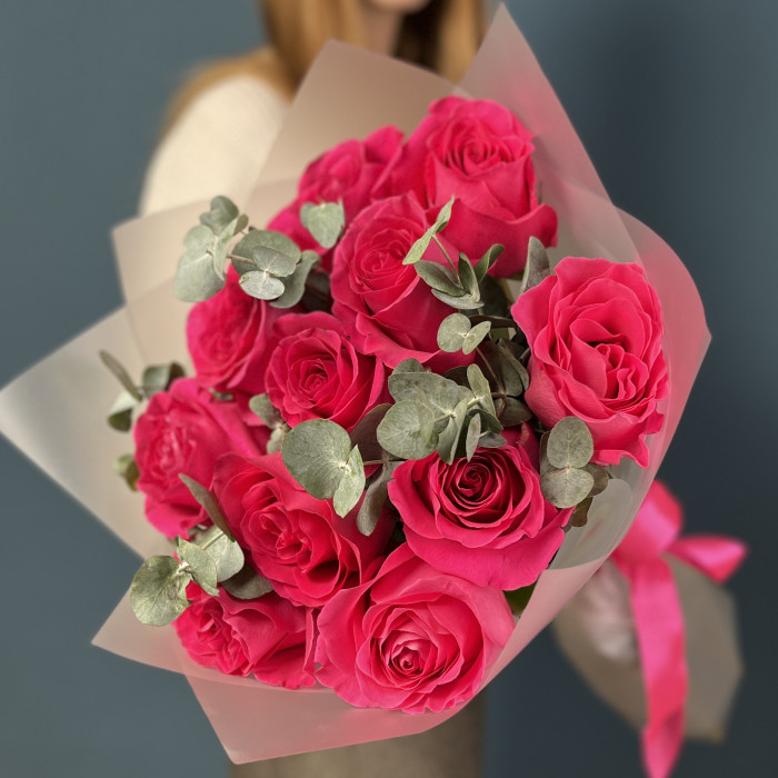 11 малиновых роз Пинк Флойд 60 см с эвкалиптом