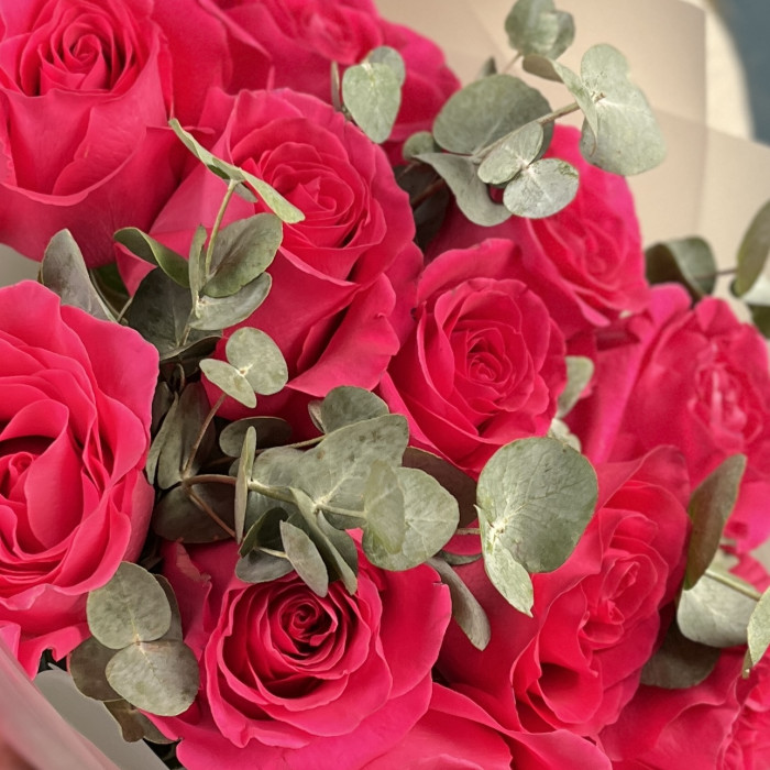 11 малиновых роз Пинк Флойд 60 см с эвкалиптом