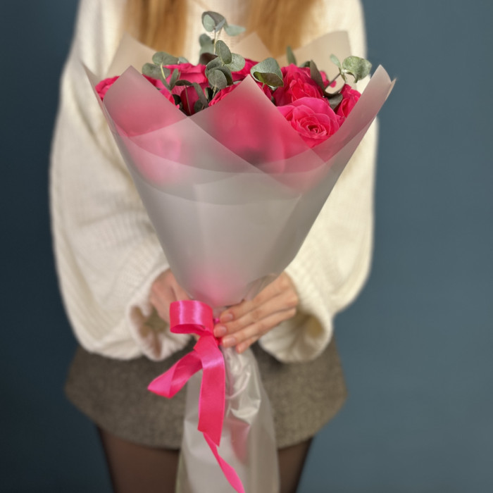 11 малиновых роз Пинк Флойд 60 см с эвкалиптом