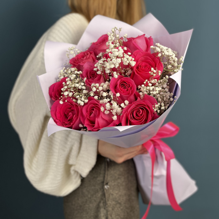 11 малиновых роз Пинк Флойд 60 см с гипсофилой