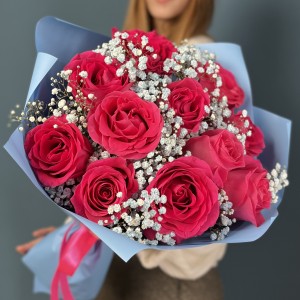 11 малиновых роз Пинк Флойд 60 см с голубой гипсофилой 11 малиновых роз Пинк Флойд 60 см с голубой гипсофилой