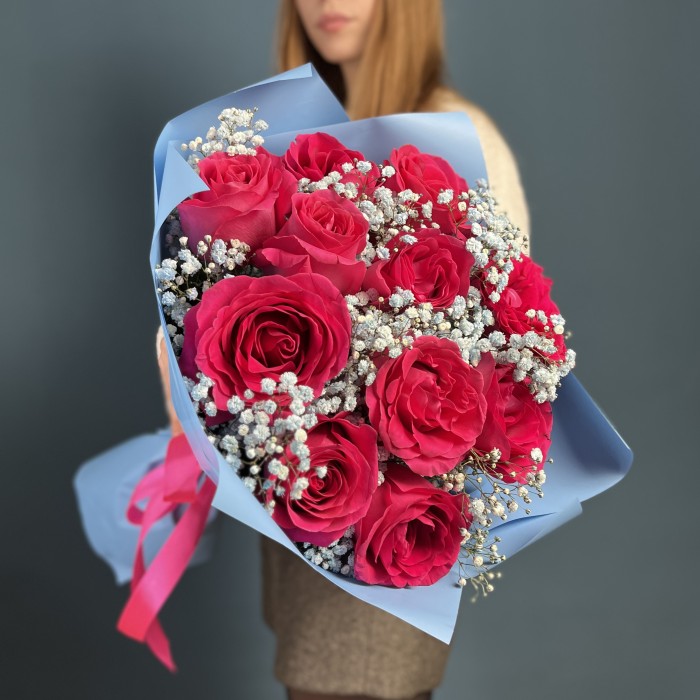 11 малиновых роз Пинк Флойд 60 см с голубой гипсофилой