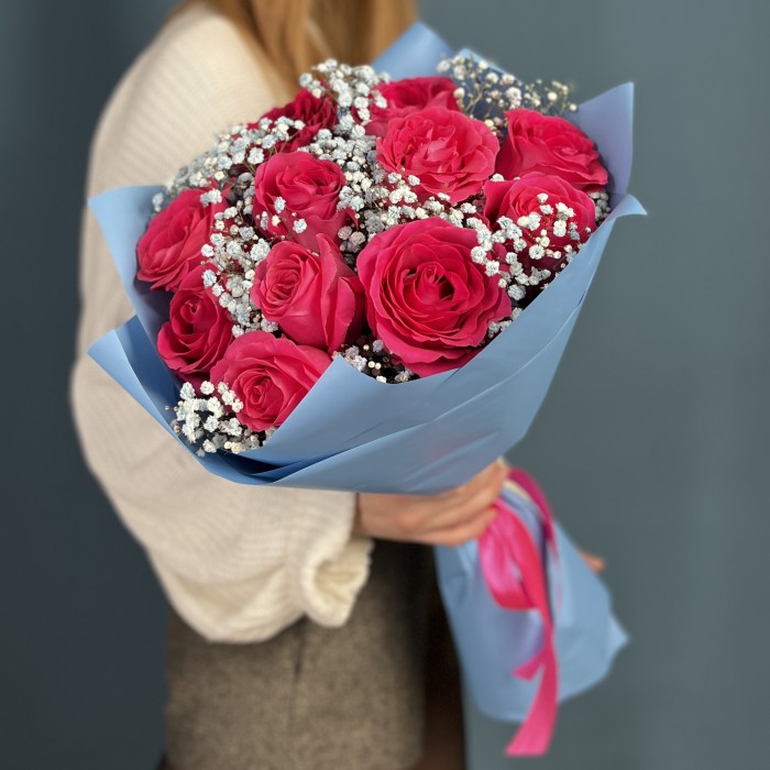 11 малиновых роз Пинк Флойд 60 см с голубой гипсофилой