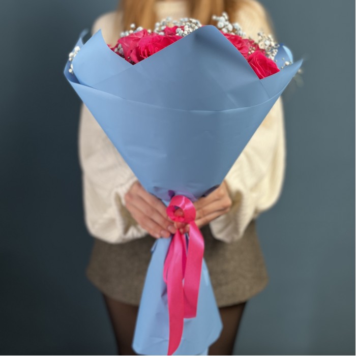 11 малиновых роз Пинк Флойд 60 см с голубой гипсофилой