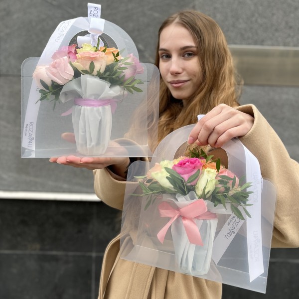 11 нежных роз mix в сумочке