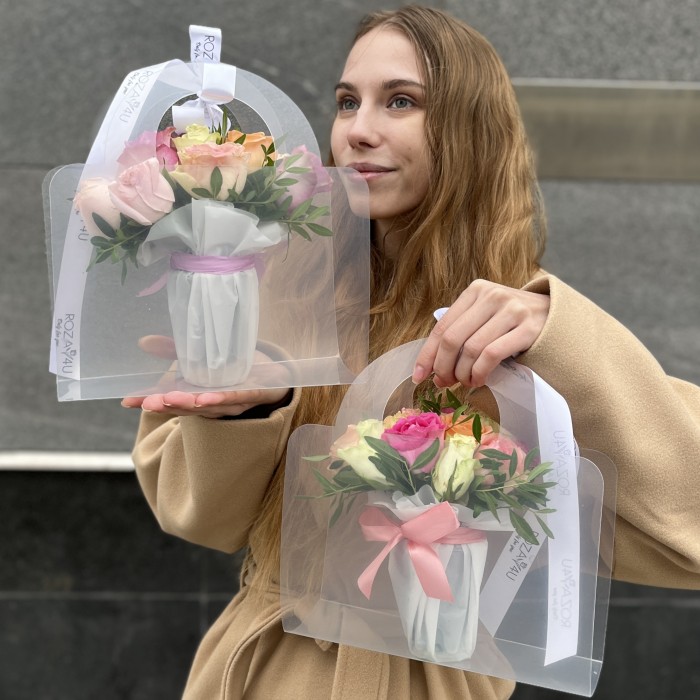 11 нежных роз mix в сумочке