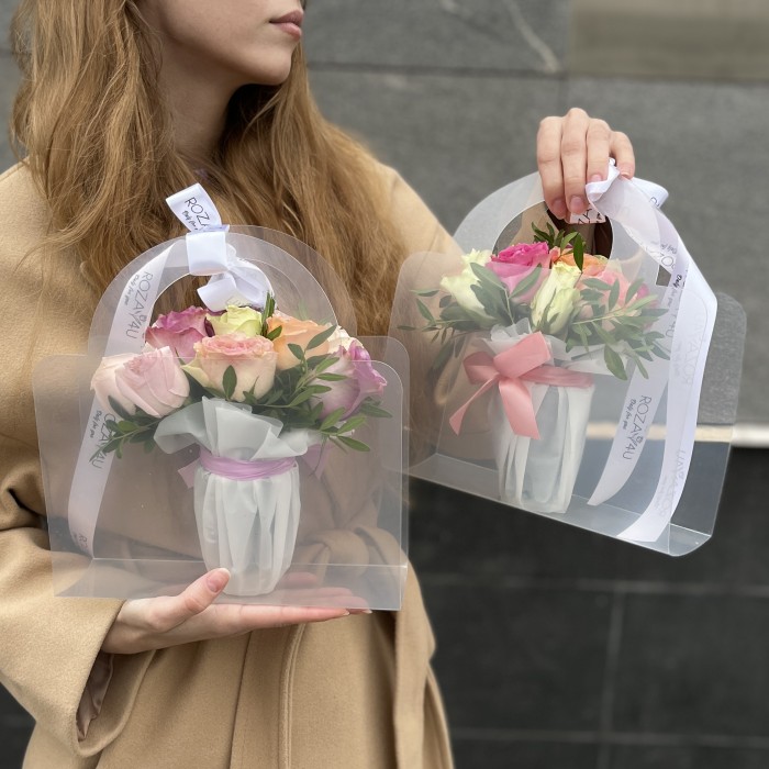 11 нежных роз mix в сумочке