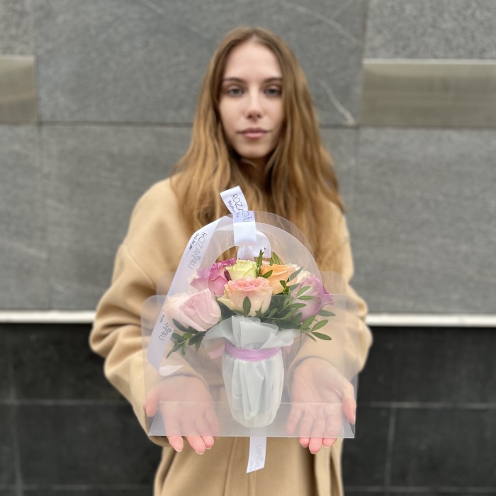 11 нежных роз mix в сумочке