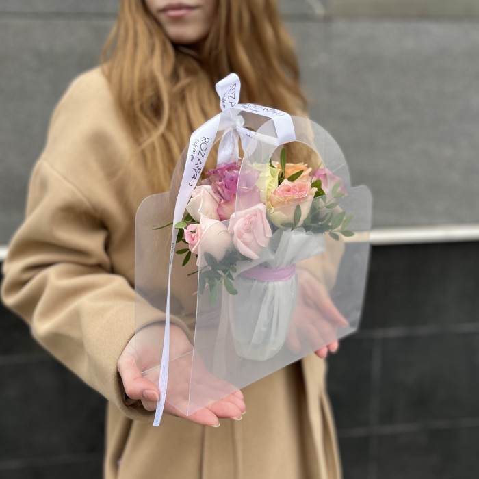 11 нежных роз mix в сумочке