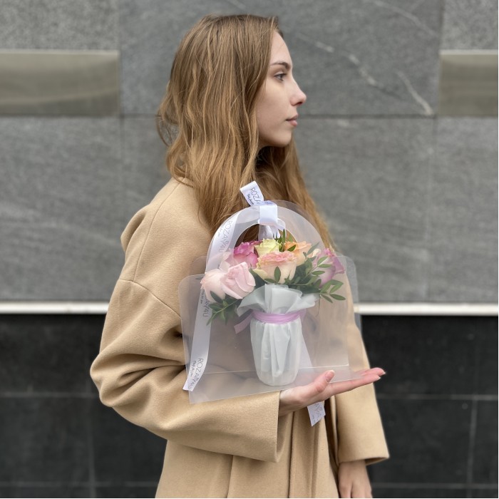 11 нежных роз mix в сумочке